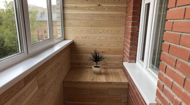 Décorer le balcon et la loggia avec du bois