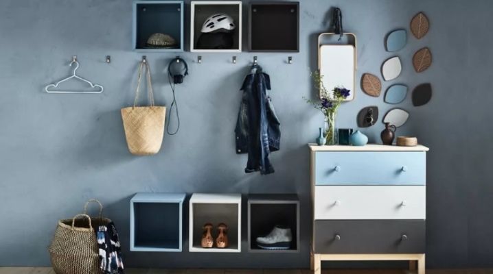 Scaffali all'interno del corridoio