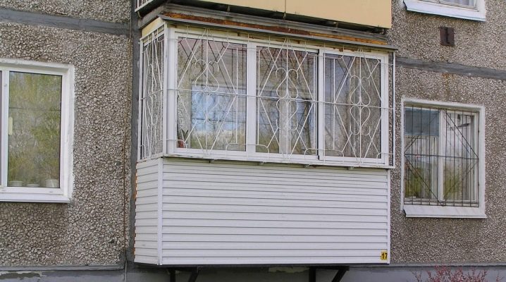 Verschiedene Balkone im Erdgeschoss und deren Konstruktion