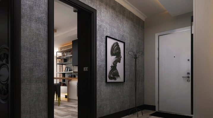 Graue Tapete im Inneren des Flurs