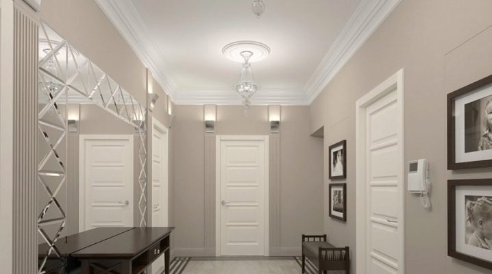 Helle Tapete im Flur