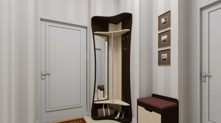 Appendiabiti ad angolo nel corridoio