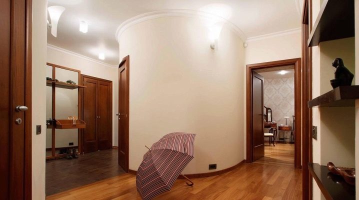 Posa del laminato nel corridoio