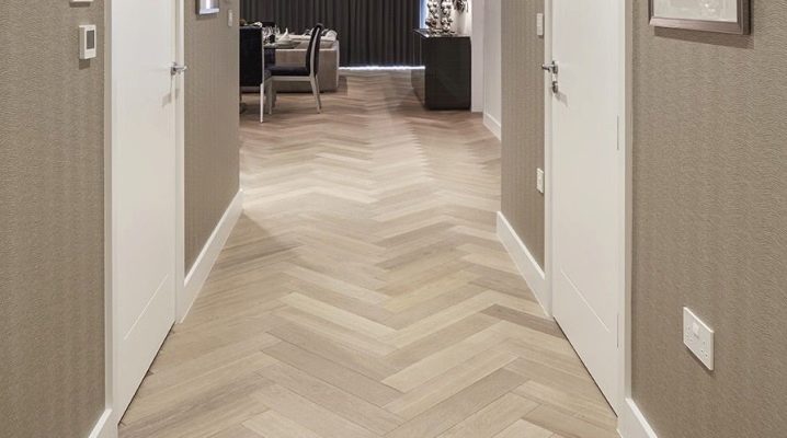 Pose de sol stratifié dans un couloir étroit