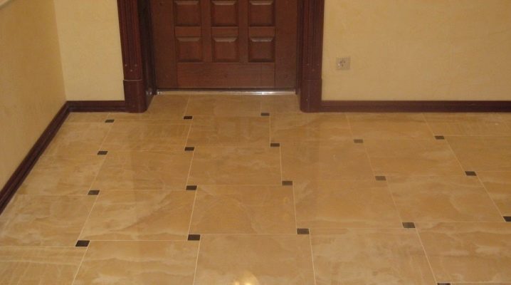 Colocando azulejos en el pasillo.