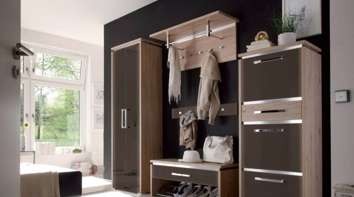 Appendiabiti con scarpiera in corridoio