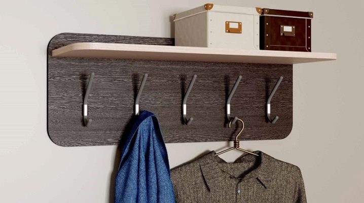 Cintres avec étagère dans le couloir