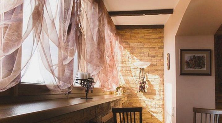 Tout sur les rideaux courts pour le balcon et la loggia