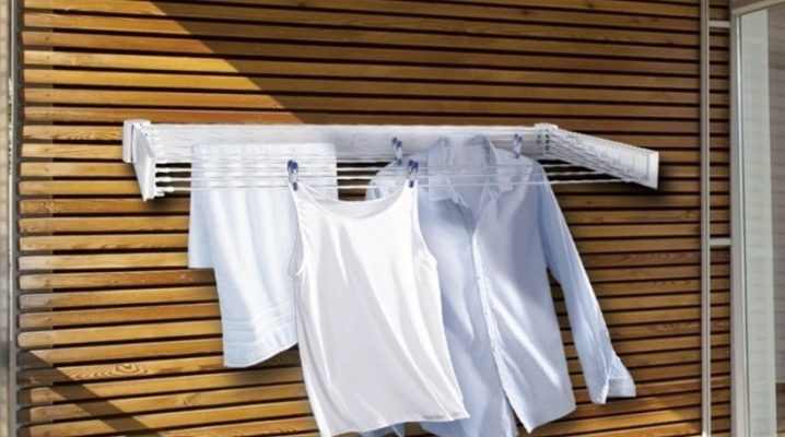 Wand-Wäschetrockner auf dem Balkon wählen