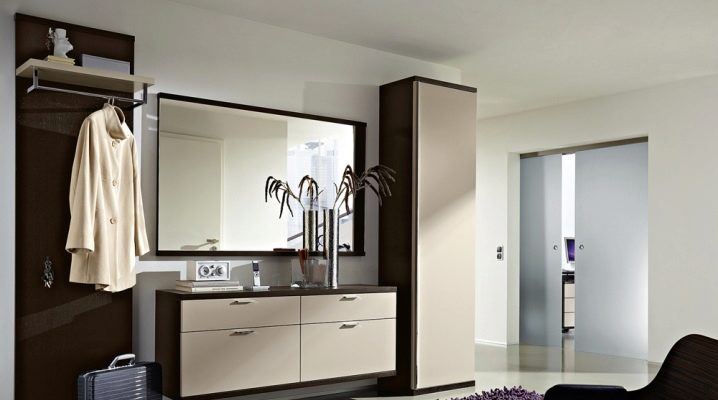 Choisir une armoire suspendue dans le couloir