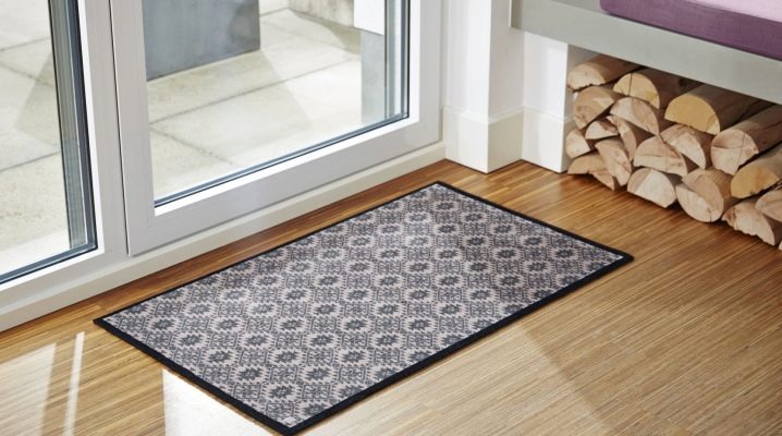 Wählen Sie eine Fußmatte im Flur