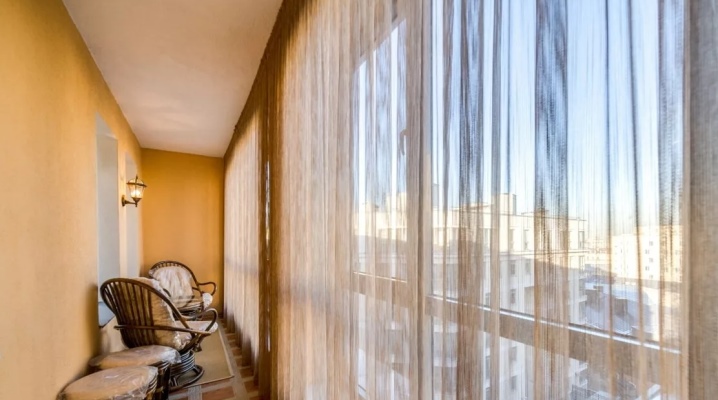 Auswahl von Vorhängen für einen Panoramabalkon