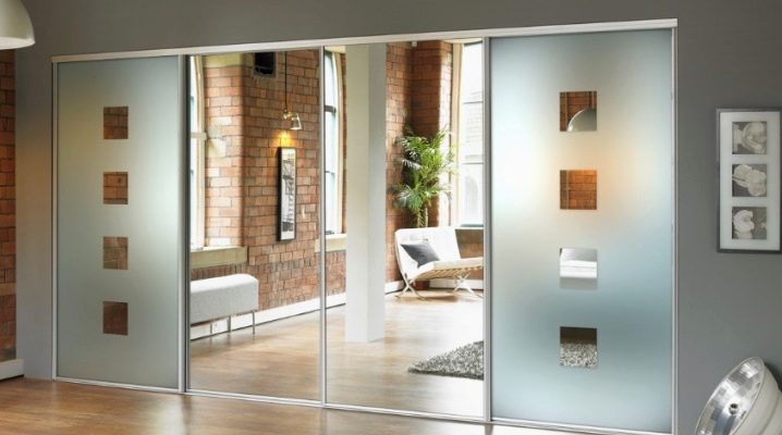 Escolhendo portas espelhadas para o camarim