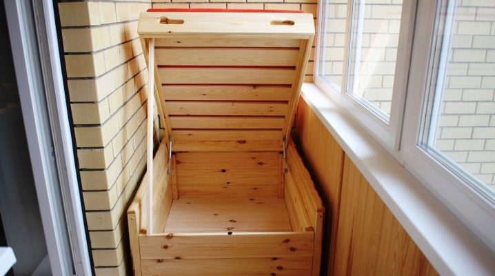 Balkonda koltuklu kutular