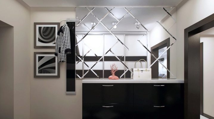 Spiegelfliesen im Inneren des Flurs