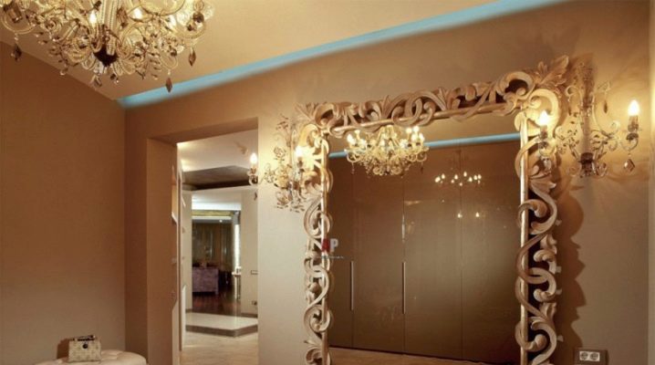 Grandi specchi all'interno del corridoio