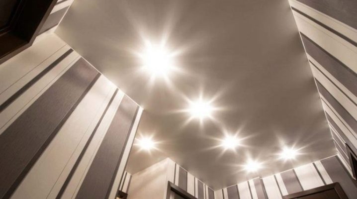 Design del soffitto teso nel corridoio
