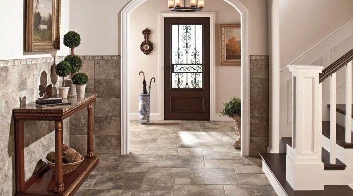 Gres porcelánico en el interior del pasillo.