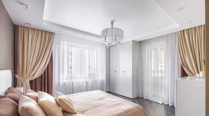 Rideaux classiques dans la chambre