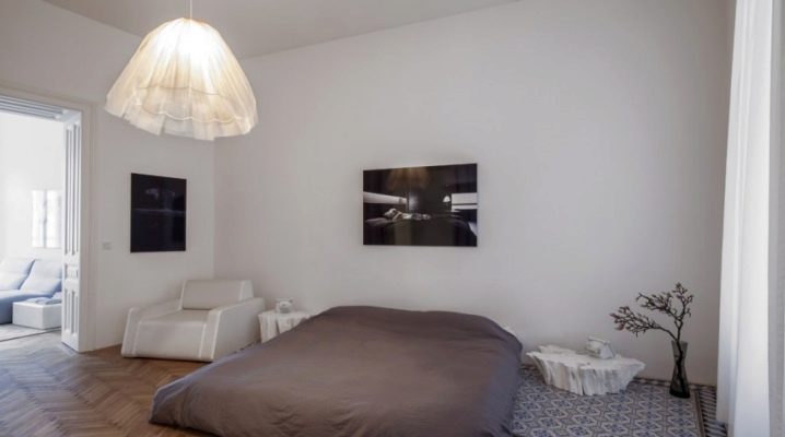 Betten ohne Kopfteile und Rücken im Innenraum