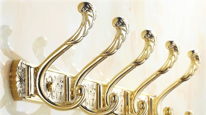 Crochets muraux dans le couloir