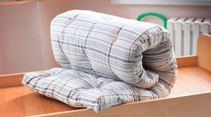 Características de los colchones acolchados y las reglas para su selección.