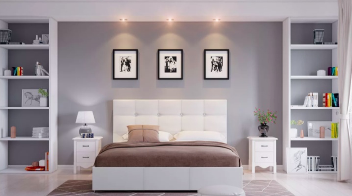 Étagères à l'intérieur de la chambre