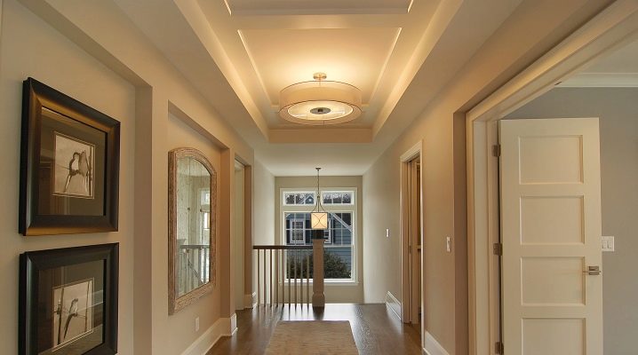 Plafond en plaques de plâtre dans le couloir