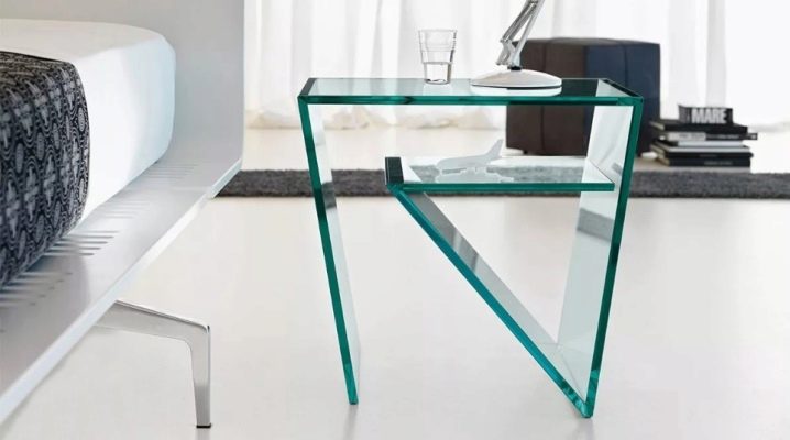 İç mekanda başucu cam masalar