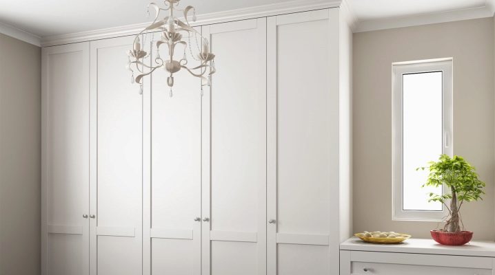 Kleiderschränke mit Schwingtüren zum Schlafzimmer