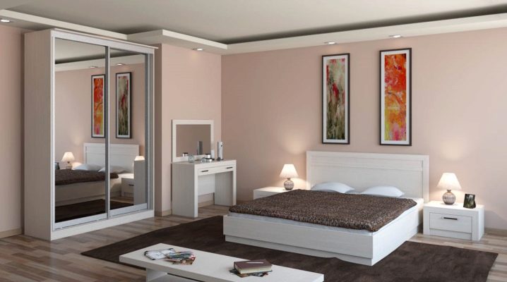 Armoires avec miroir à l'intérieur de la chambre