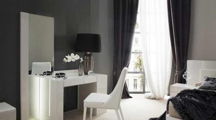 Schminktisch im Inneren des Schlafzimmers