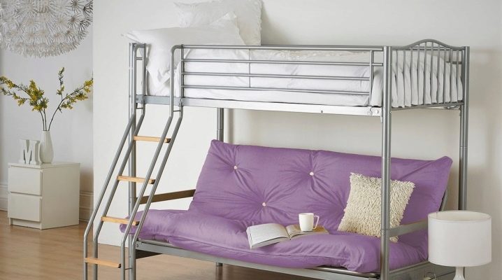 كل شيء عن أسرّة بطابقين مع أرائك في الطابق السفلي