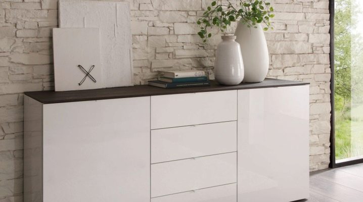 Επιλέγοντας ένα μακρύ συρταριέρα στο υπνοδωμάτιο