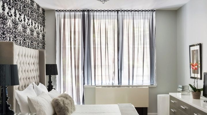 Escolhendo tule no quarto