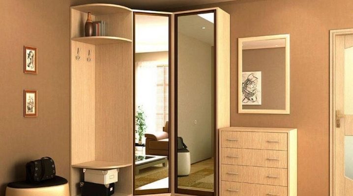 Roupeiros de canto com espelho no corredor