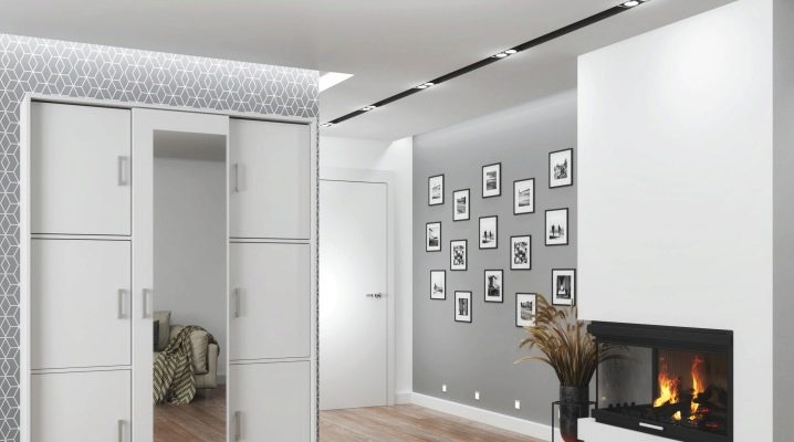 Бели гардероби във вътрешността на коридора