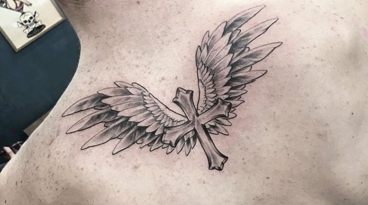 Varietà di tatuaggi a forma di ali sul retro per uomo