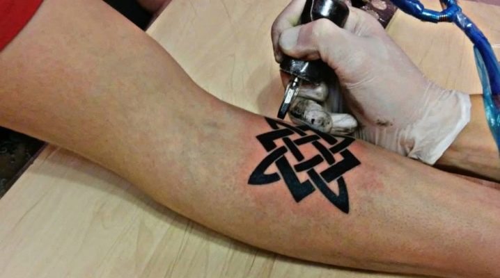 Amuleti del tatuaggio per gli uomini e il loro significato