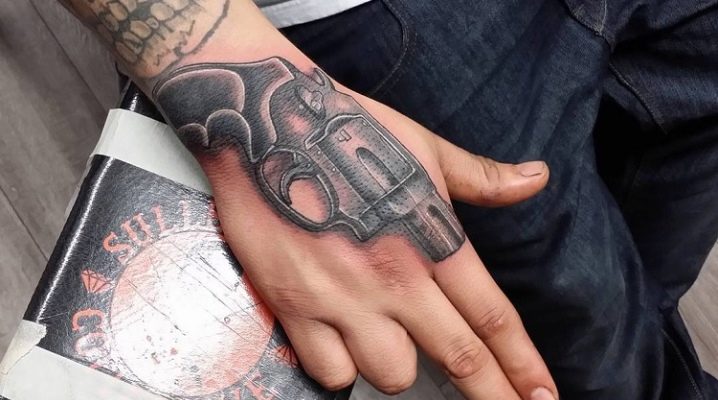 Tutto sui tatuaggi maschili sui palmi e sulla schiena