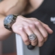 الأختام الفضية للرجال: ما هي وكيفية العناية بها؟