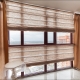 Stores romains sur le balcon et la loggia
