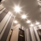 Design del soffitto teso nel corridoio