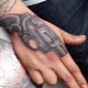 Alles über Männer-Tattoos auf den Handflächen und auf dem Rücken